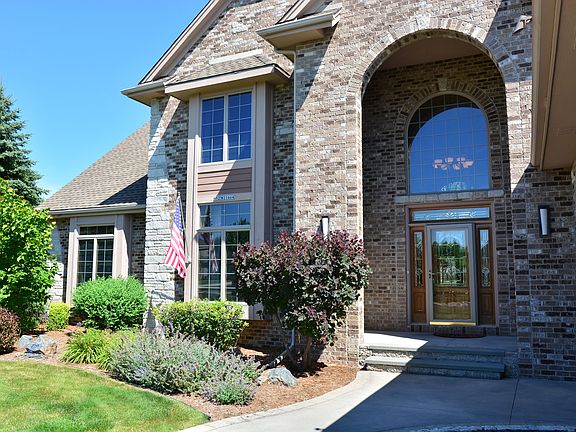 4th image of N52W21464 Golfview Dr