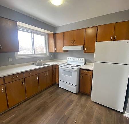 4th image of 32 Ralgreen Cres #2