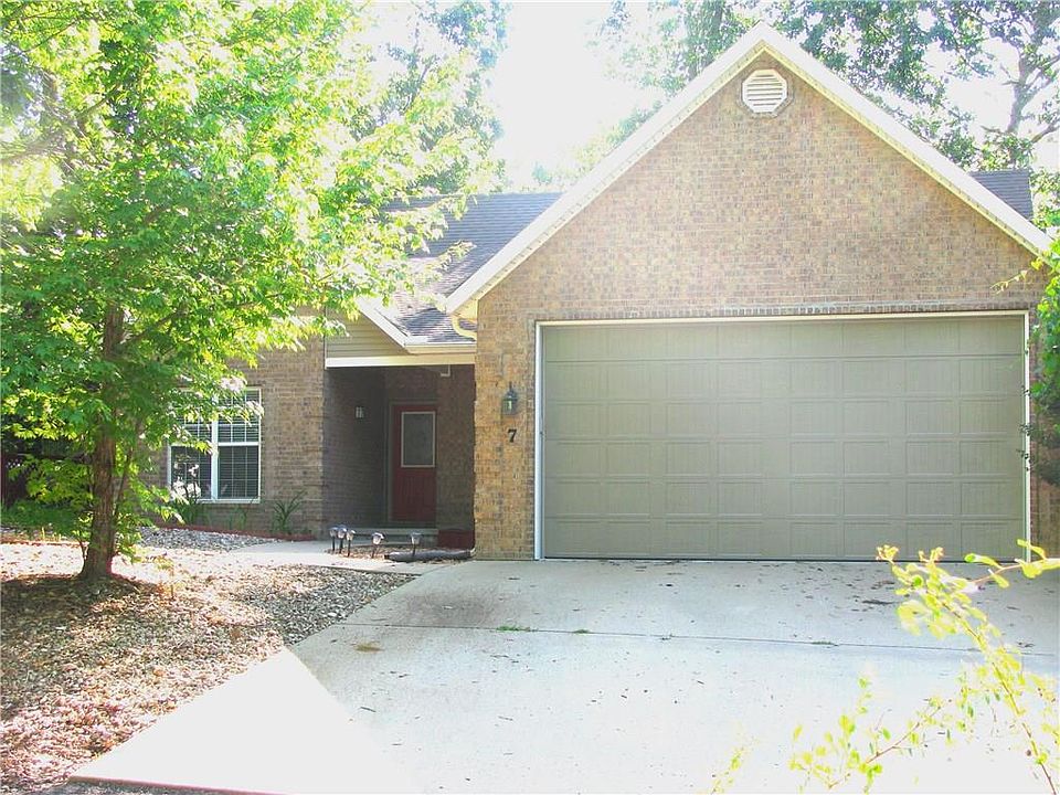 1st image of 7 Thetford Dr