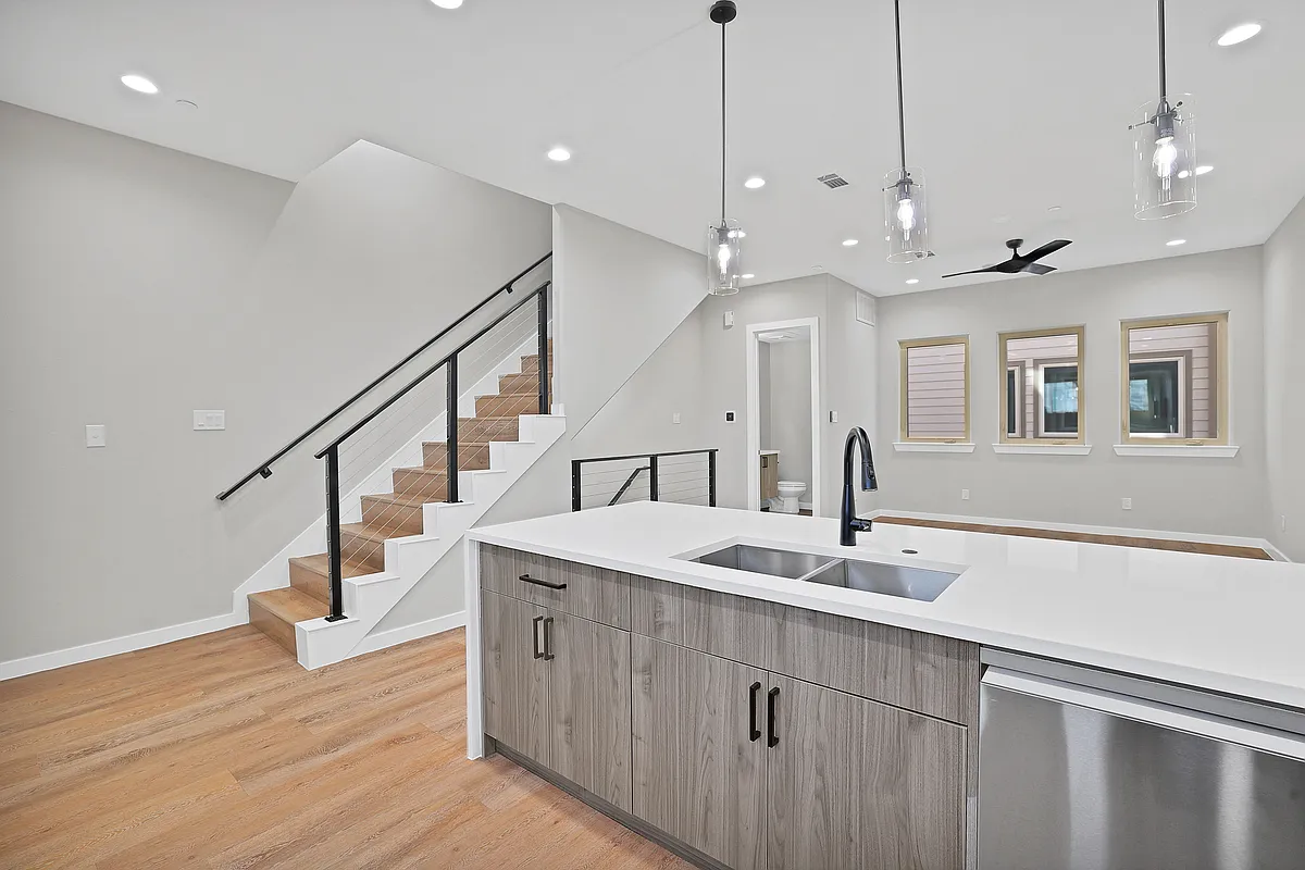 Building Photo - 2815 Weisenberger St #201