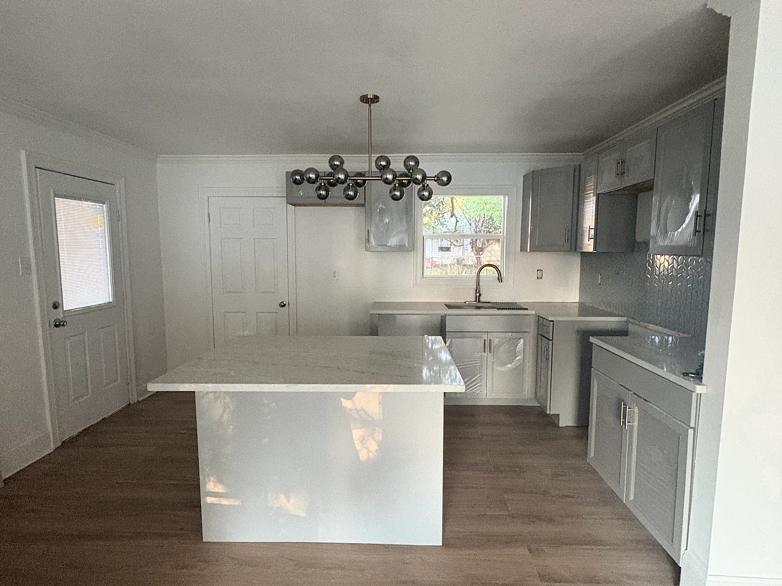 3 bed, 1000 sqft, $1,900 — Photo 3