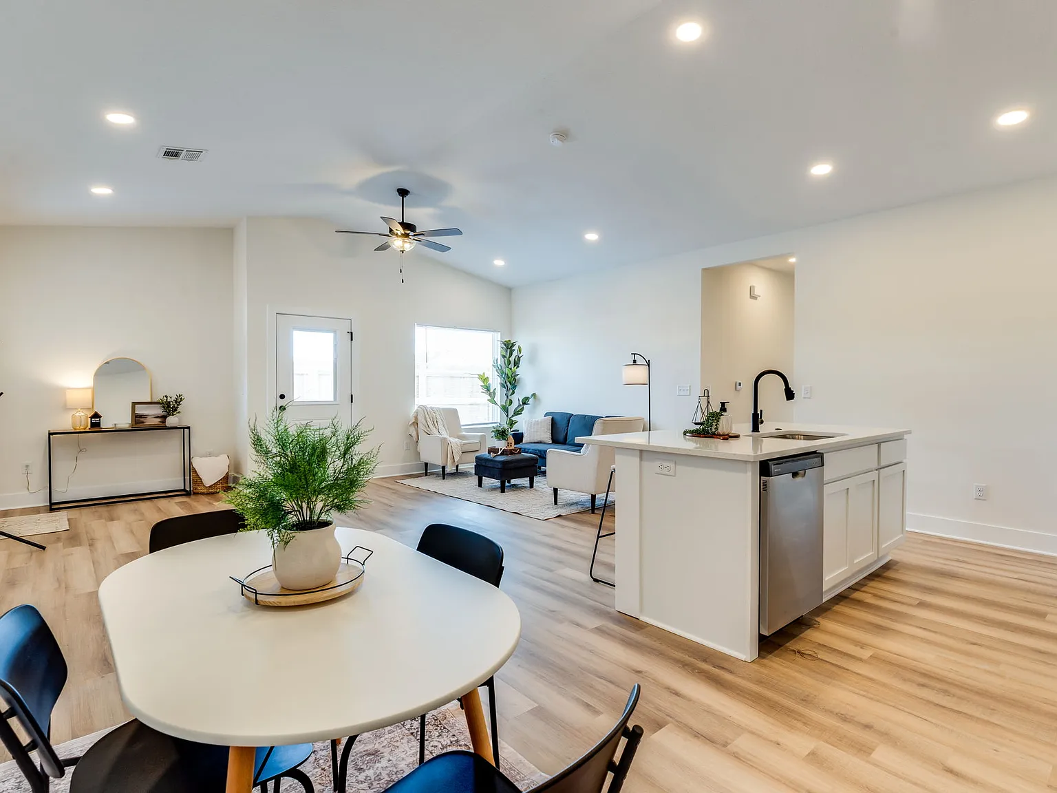 3 bed, 1250 sqft, $1,550 — Photo 2