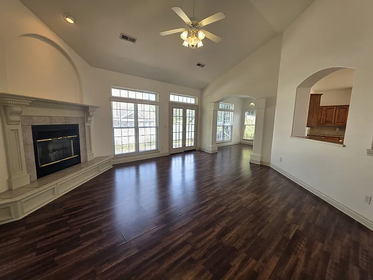 302 Cross Creek Dr — Photo 2
