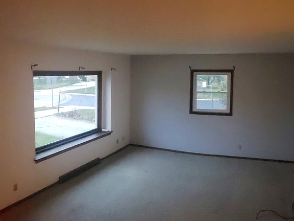 living room: carpeted, plenty of natural light; cable ready.