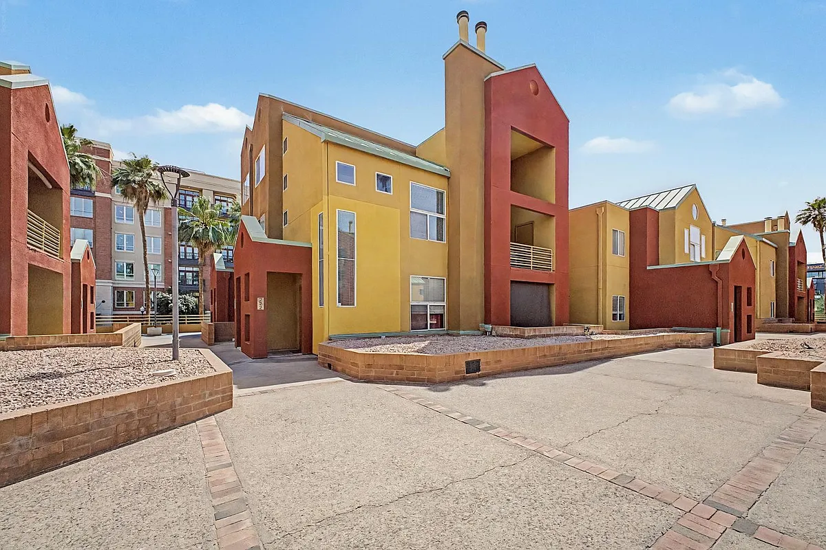 Building Photo - 154 W 5th St #222