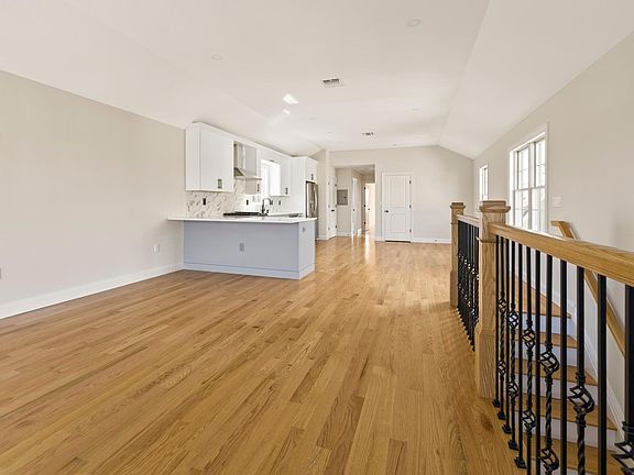 5th image of 57 Lincoln St Floor 2