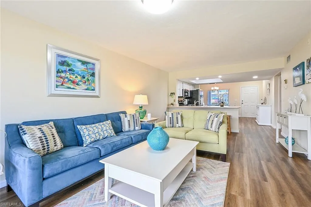 2 bed, 2.0 bath, 1090 sqft, $4,000 — Photo 2