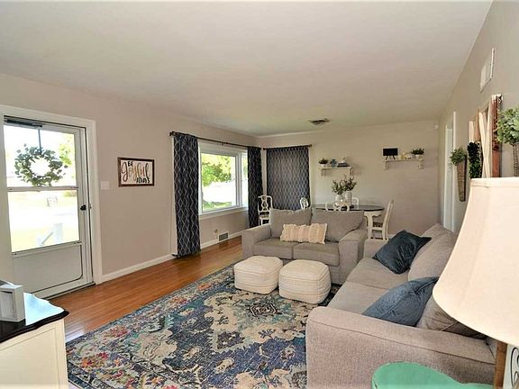 3rd image of 208 S Villa Dr