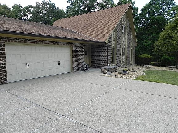 3rd image of 2323 Banberry Ct