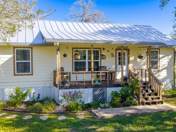 594 Sleepy Meadow, Nixon, TX 78140