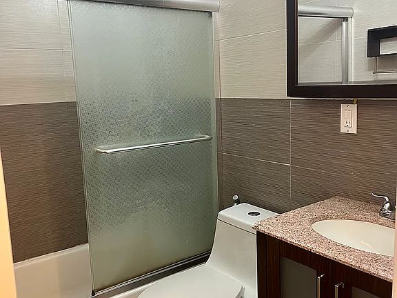 5th image of 1077 Dean St #2R