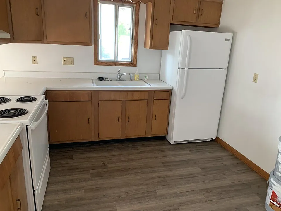 Kitchen -new flooring- Entire unit just painted
