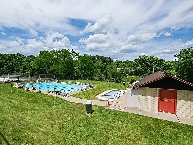 208 Meadowview Dr — Photo 22