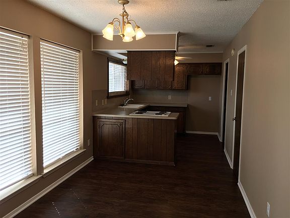 5th image of 804 Hollybrook Dr