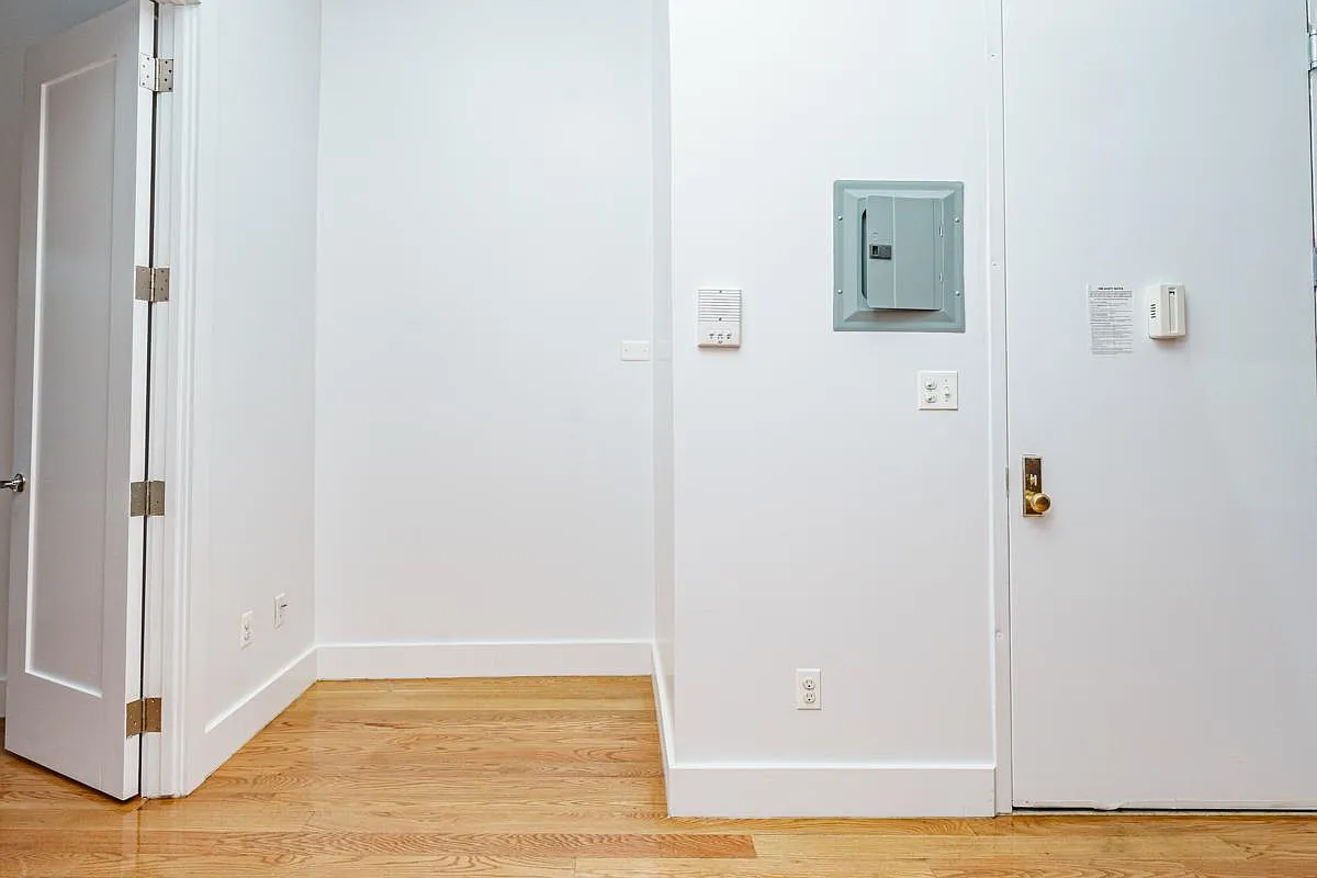 33 Montrose Avenue — Photo 3