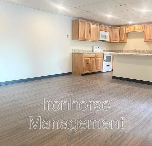 801 W Villard St #29 — Photo 2