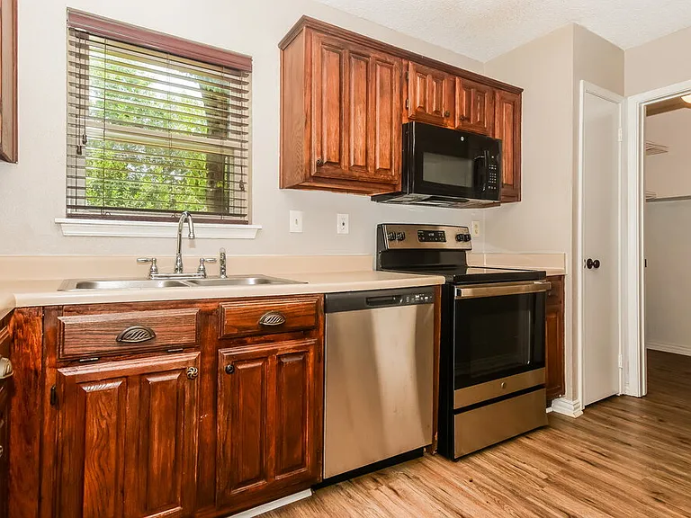 511 Rosewood Ln — Photo 8