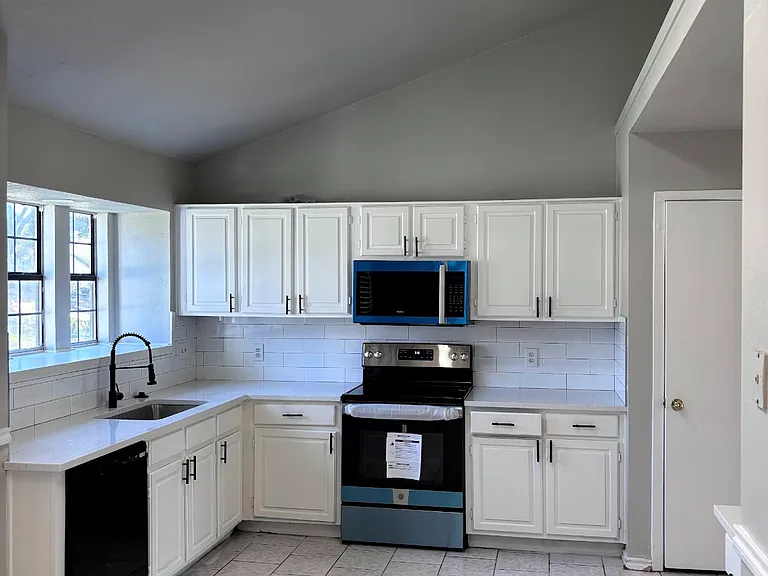3305 Fairview Dr — Photo 3