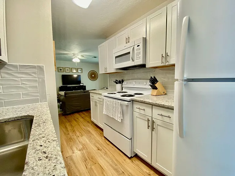 533 Grant Ave #D — Photo 8