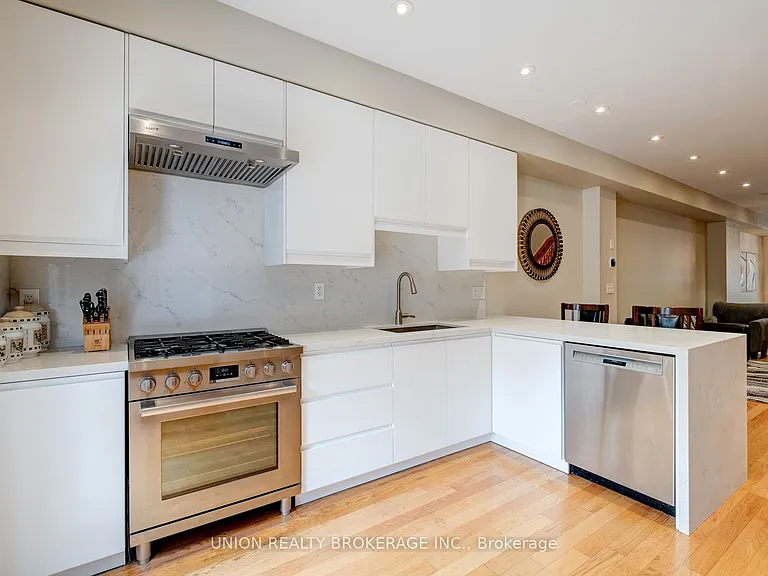 77 Logan Ave — Photo 2