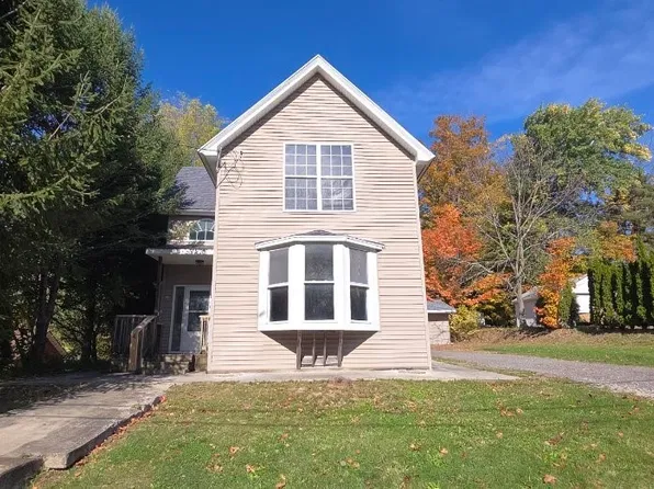4 Maple Pl, Silver Creek, NY 14136