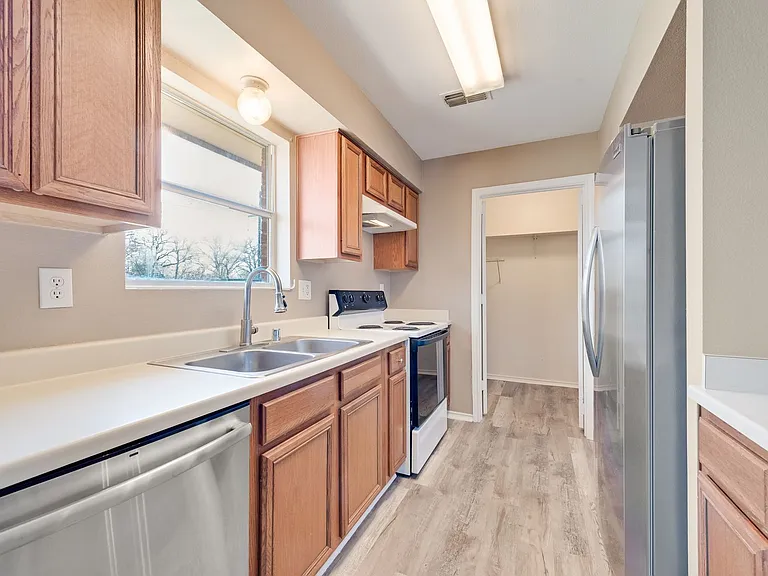 216 Modene St — Photo 8