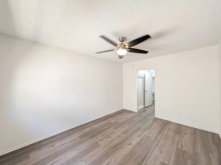Dickens Garden Apartments — Photo 16