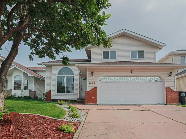 1028 James Cres NW, Edmonton, AB T6L 6P6