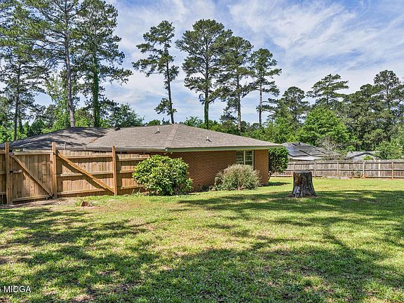 3rd image of 711 Winchester Cir