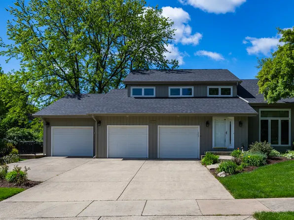 833 Huntleigh Dr, Naperville, IL 60540