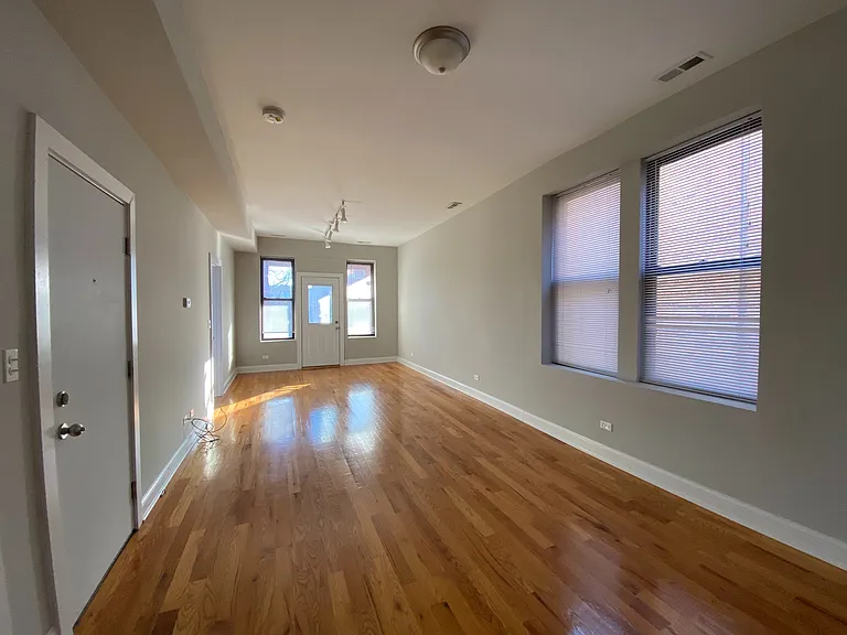 2540 W Augusta Blvd #2R — Photo 3
