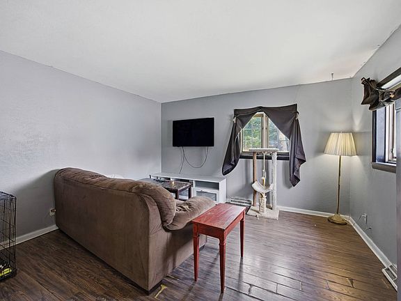4th image of 304 W 7th St