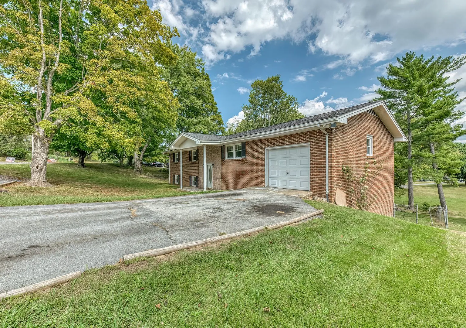 4 bedroom / 2.5 bath home Johnson City TN — Photo 4