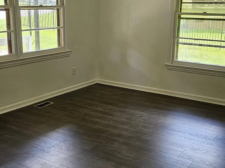 708 Lincoln Dr — Photo 2