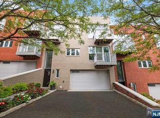 8 Vela Way, Edgewater, NJ 07020