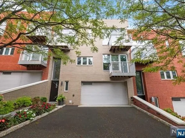 8 Vela Way, Edgewater, NJ 07020