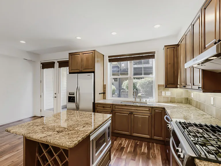 303 Bellevue Way SE — Photo 10