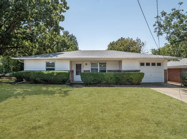 724 Chisholm Trl, Denton, TX 76209