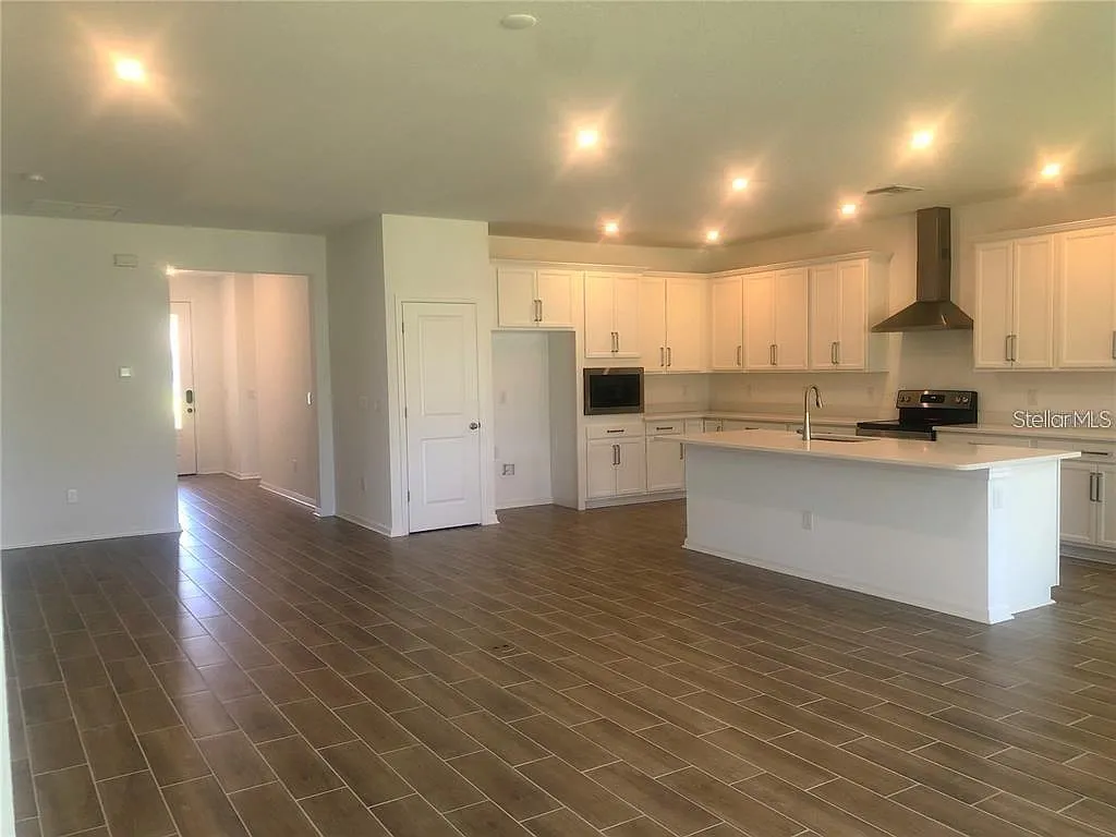 4 bed, 2.0 bath, 2004 sqft, $2,200 — Photo 4