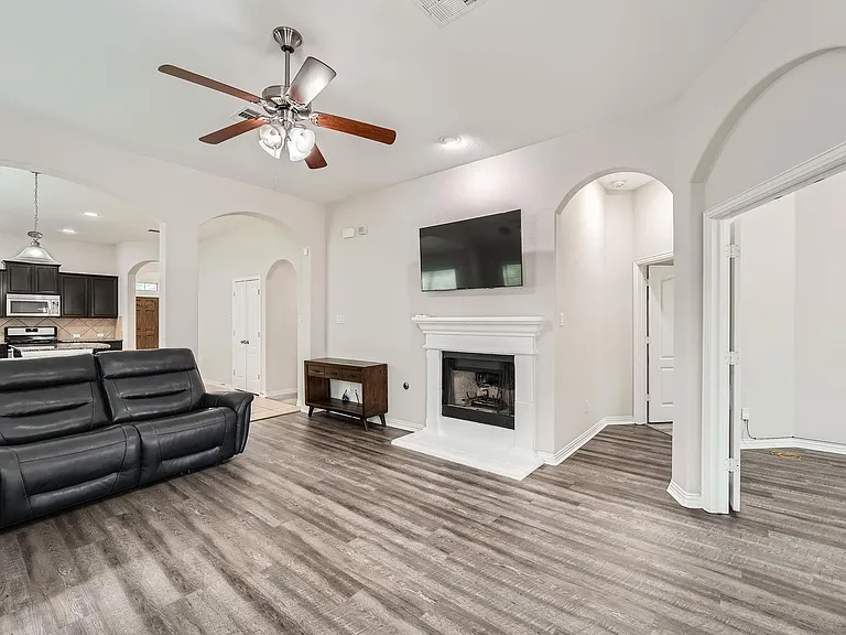 2416 Lynx Ct — Photo 3