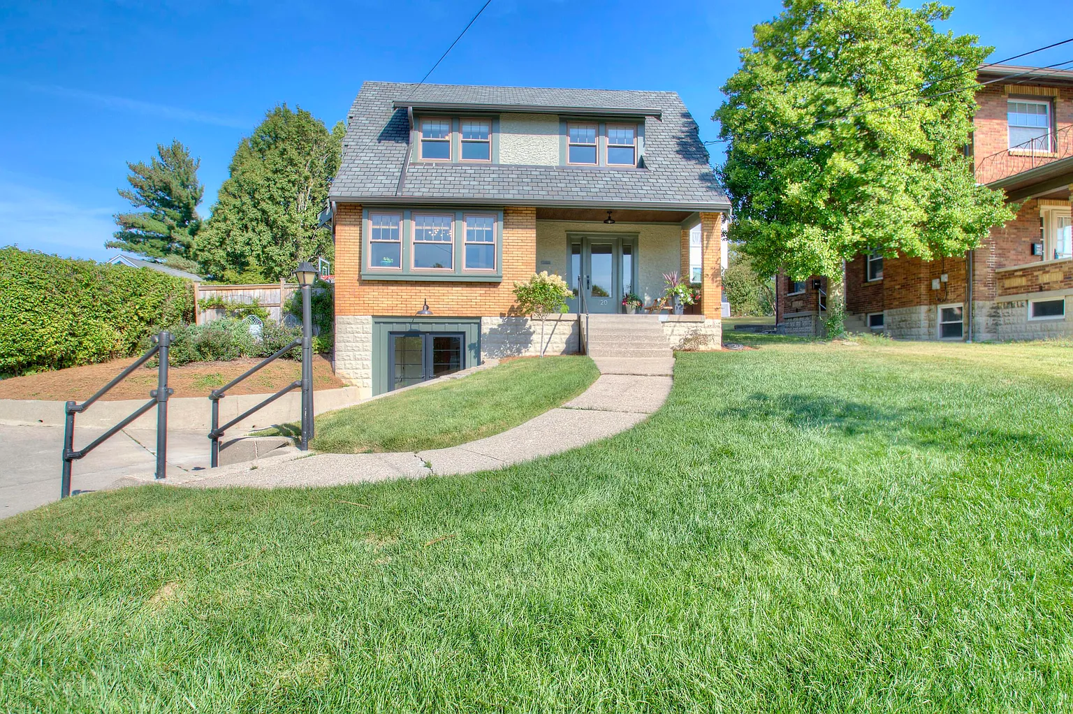720 S Grand Ave photo 1