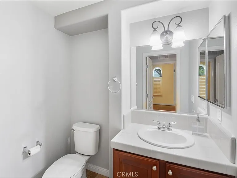 1 Bower Ln — Photo 33