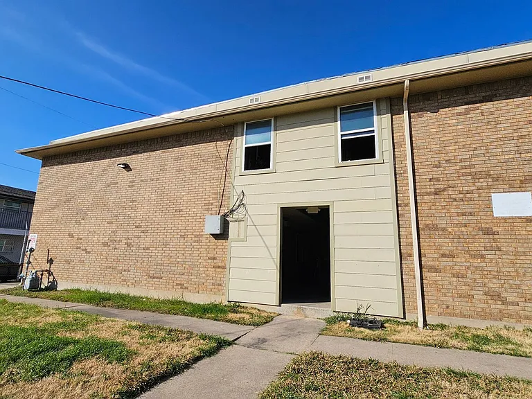 2420 Louise St — Photo 2