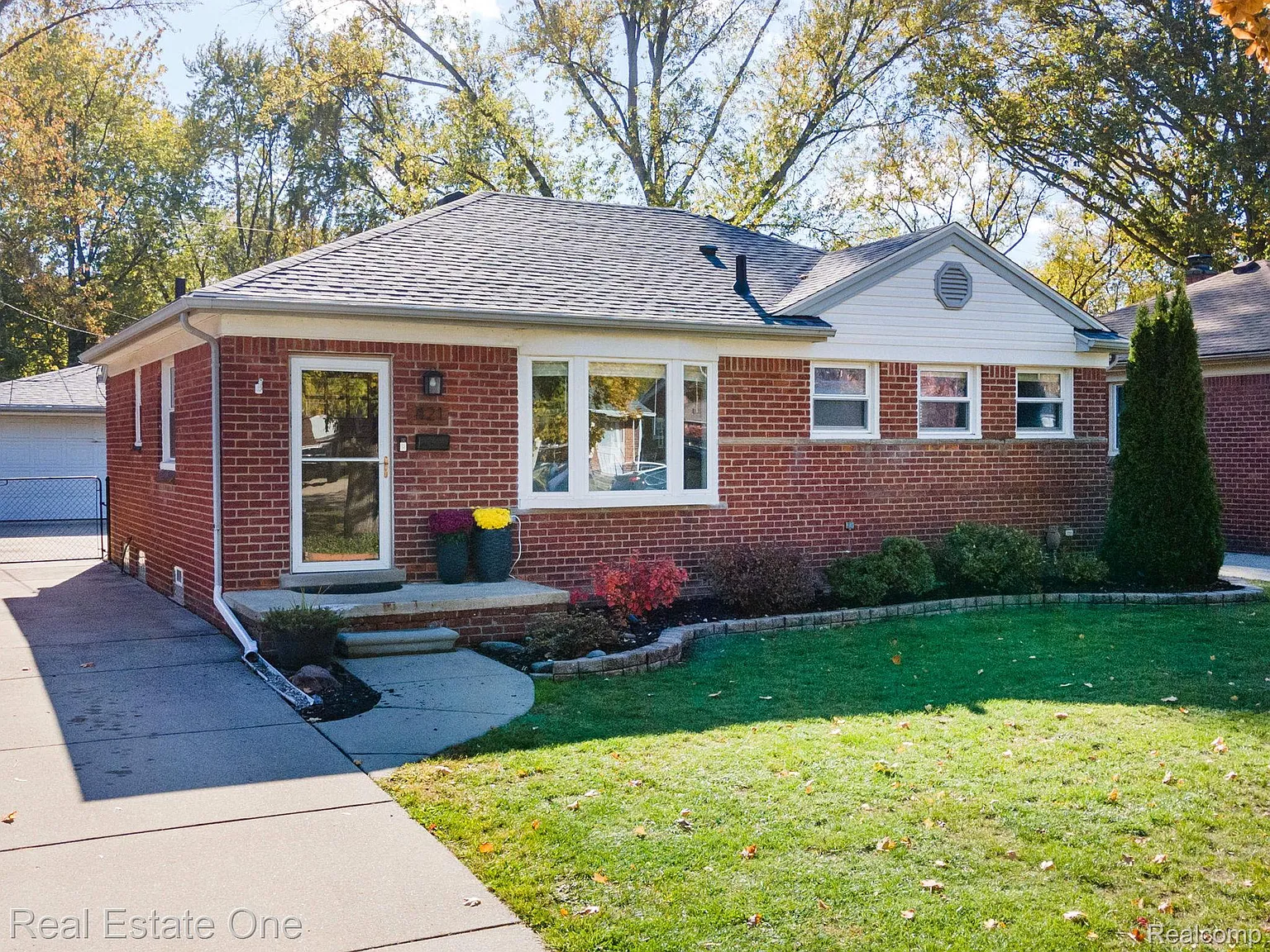 421 W Sunnybrook Dr photo 1