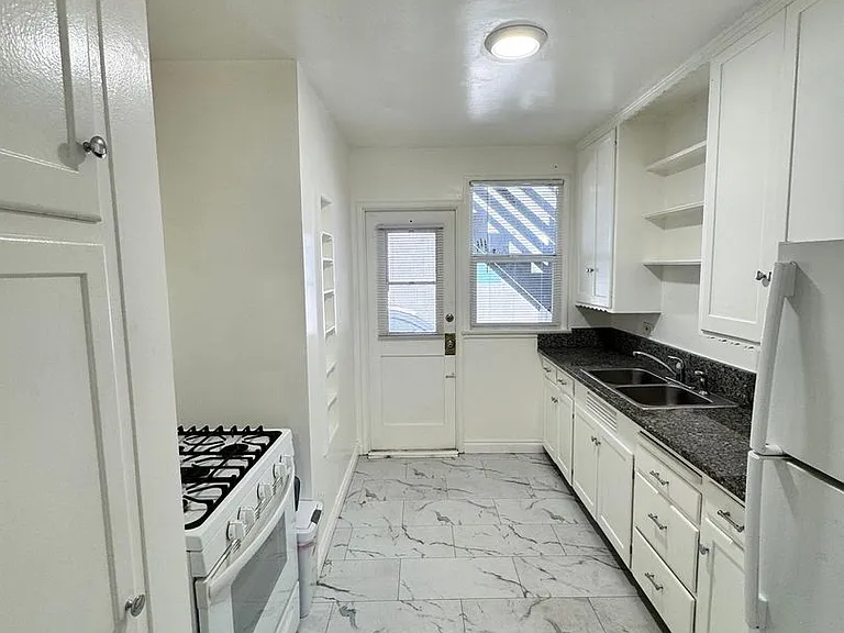 2444 Pacific Ave — Photo 20