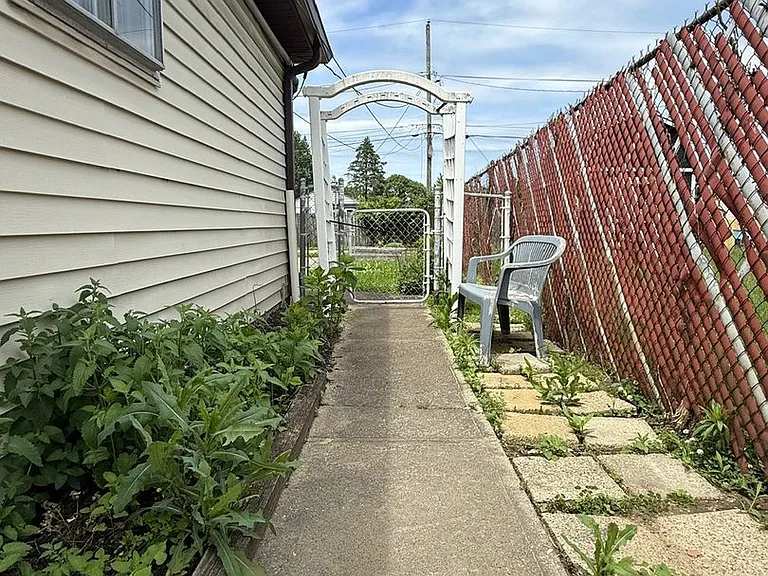 3702 Hoyt Ave — Photo 16