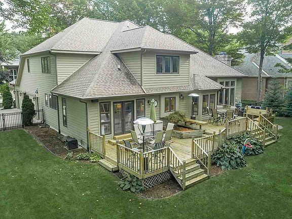 3rd image of 1402 Foxwood Dr