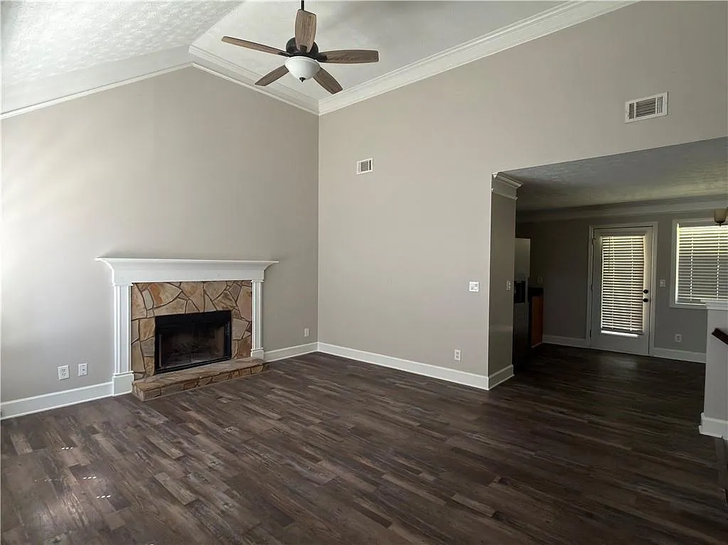 3 bed, 2.0 bath, 1282 sqft, $2,200 — Photo 2