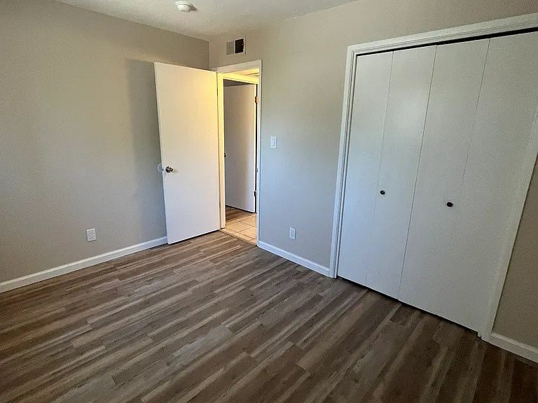 405 E Locust St #5 — Photo 13