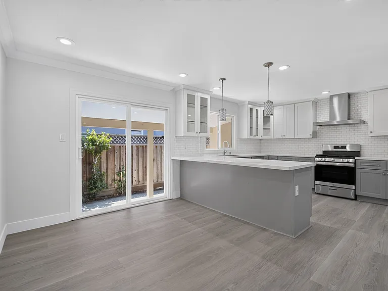 549 N 21st St — Photo 10